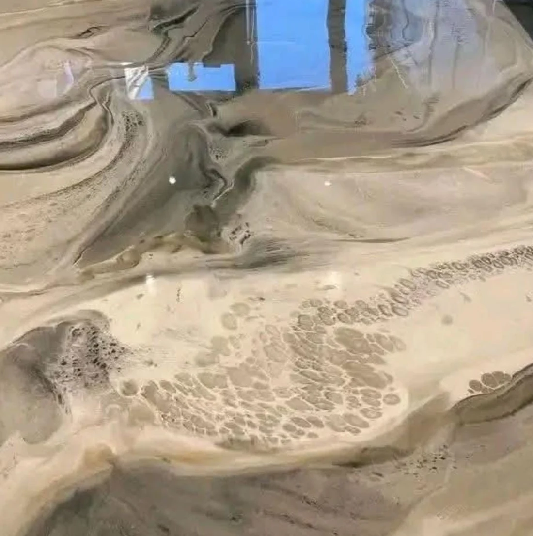 Detailed smoky epoxy floor finish