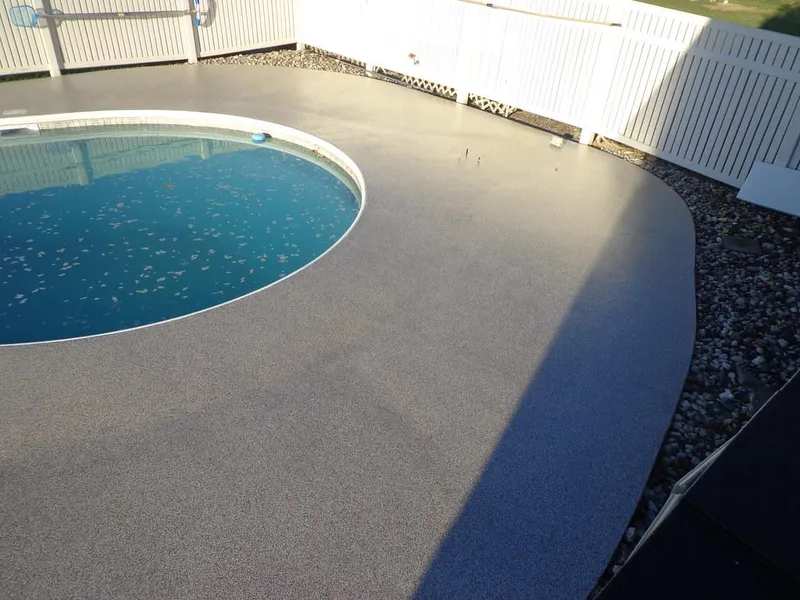 Dark flake coating around a round pool