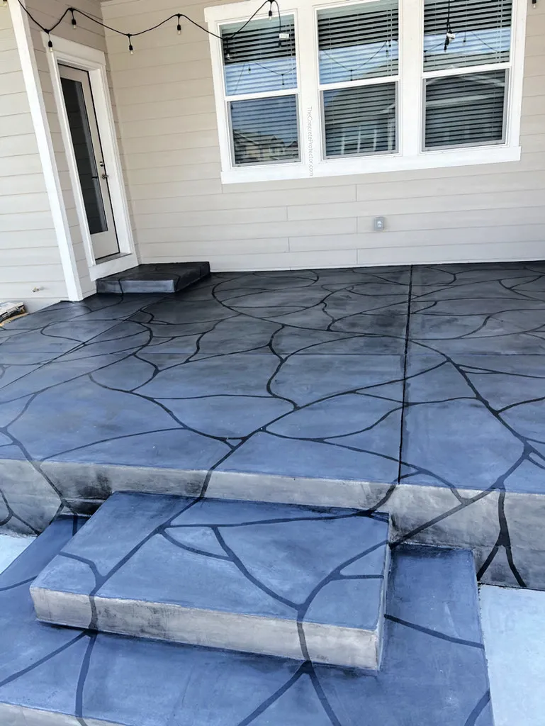 Flagstone-pattern coating on a patio