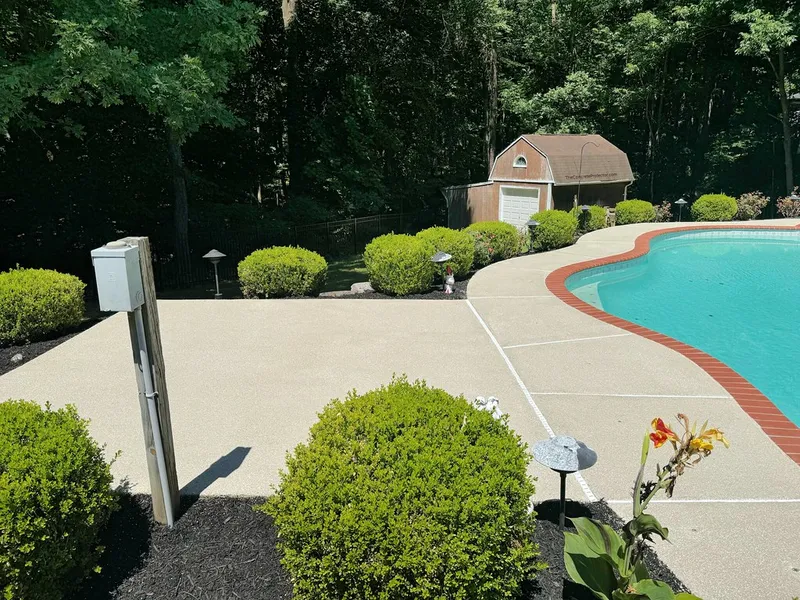 Flake coating on a pool deck