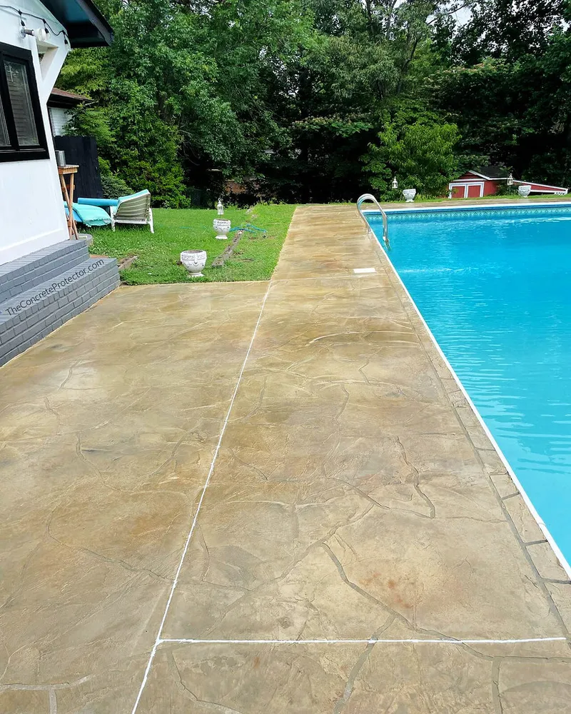 Flagstone-pattern coating on a pool deck