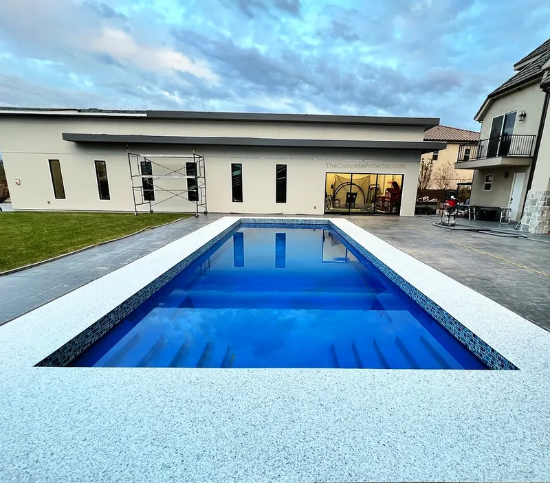 Flake coating on a pool deck